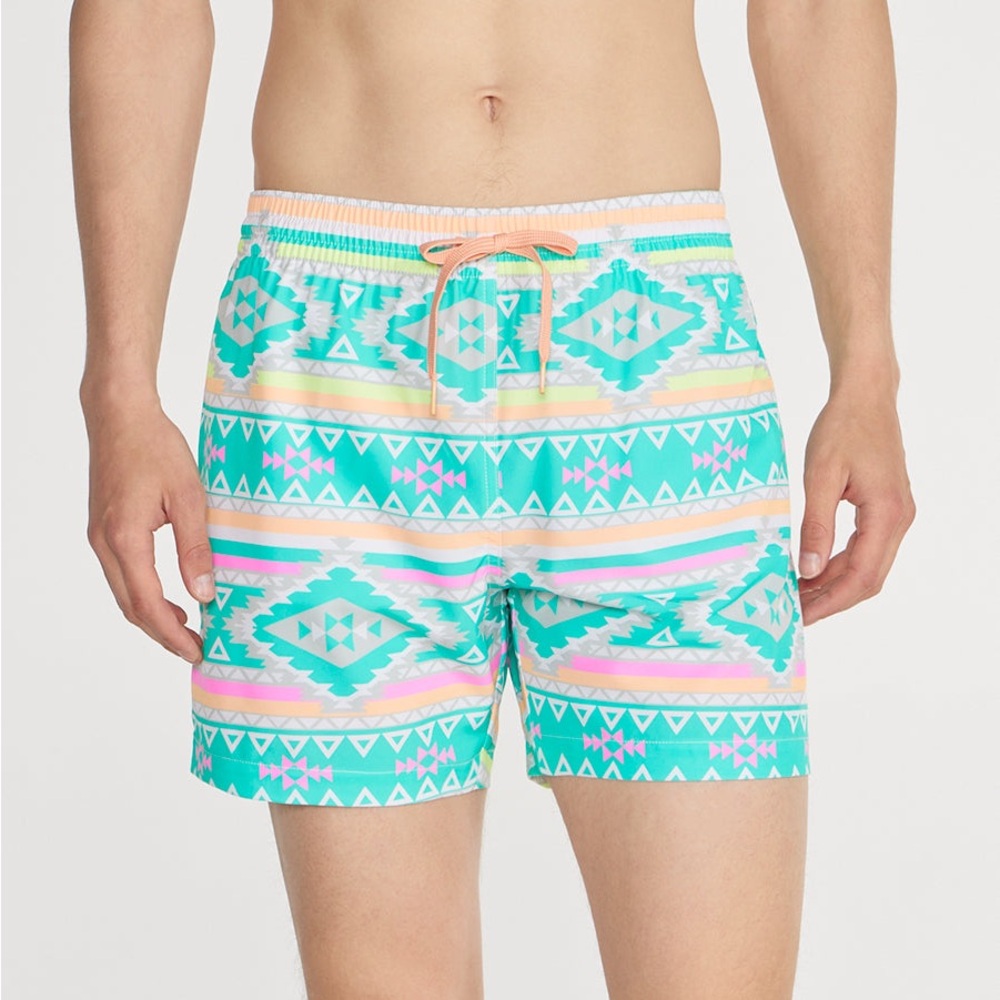 NWT Chubbies En Fuegos Classic Swim Trunks 5.5” in Teal Geometric Size Small